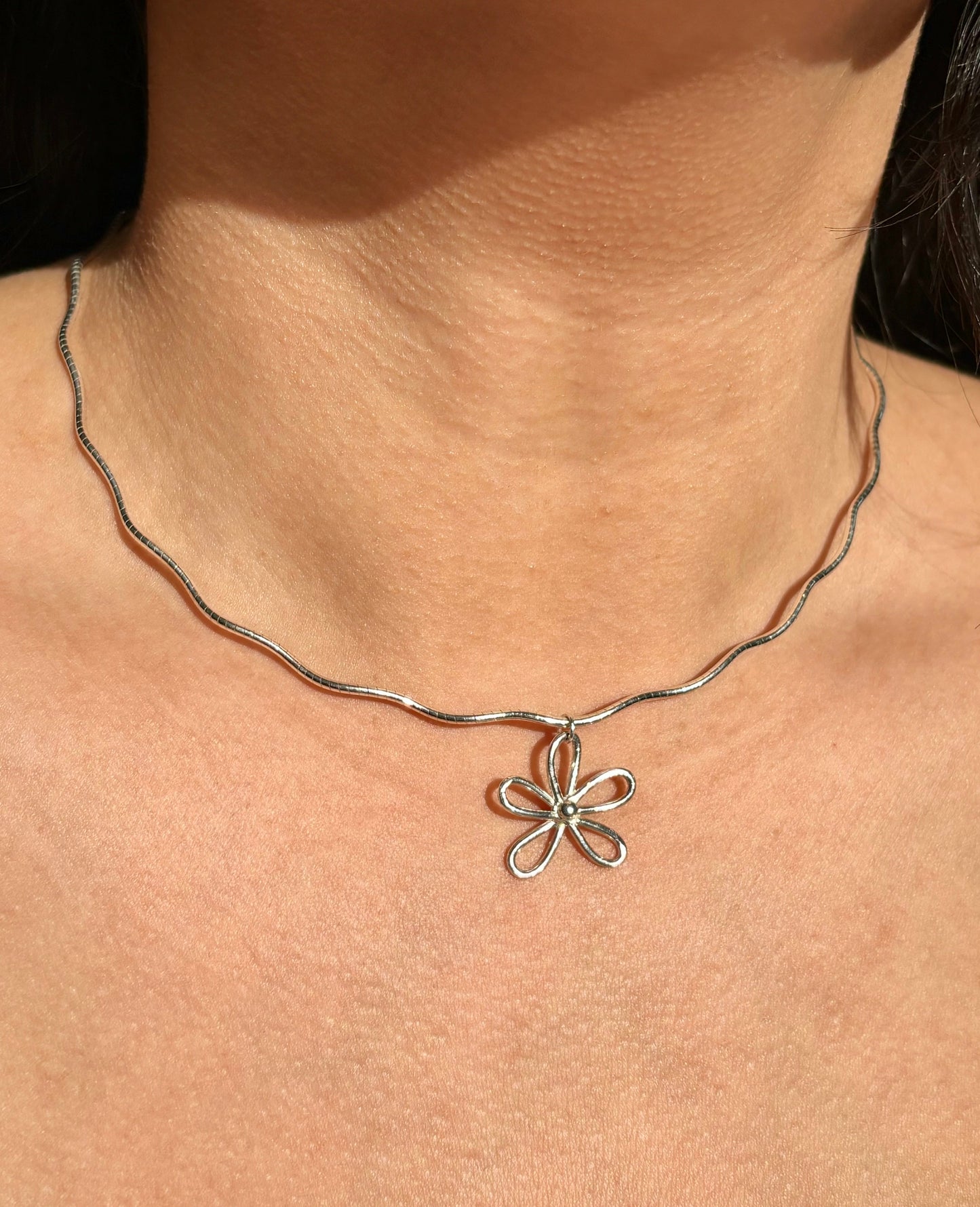 Wavy Daisy Necklace