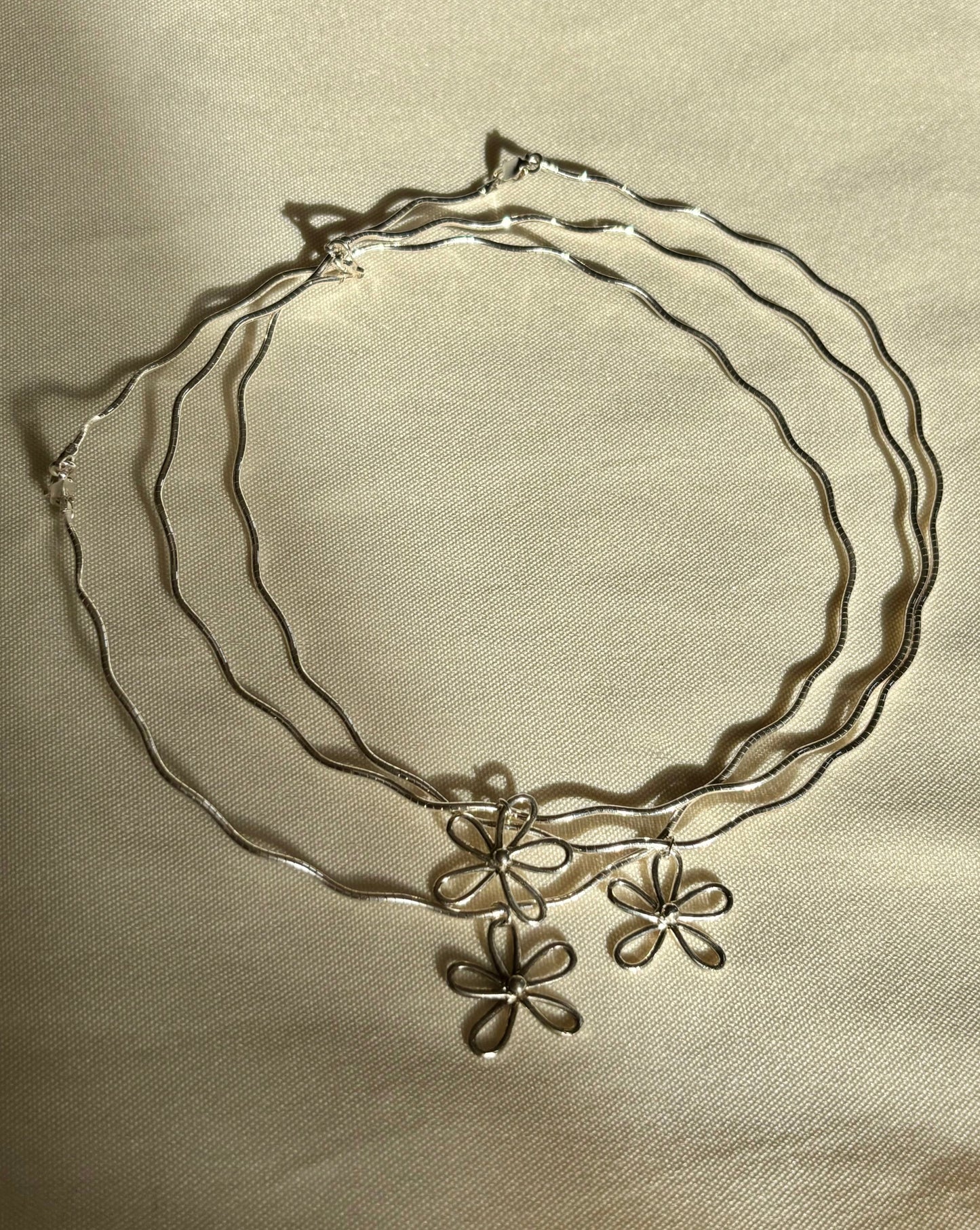 Wavy Daisy Necklace